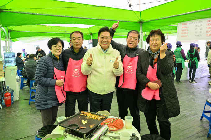전진선 양평군수(가운데)가 다회용 앞치마를 입은 군민들과 사진 촬영을 하고 있다. /사진제공=양평군
