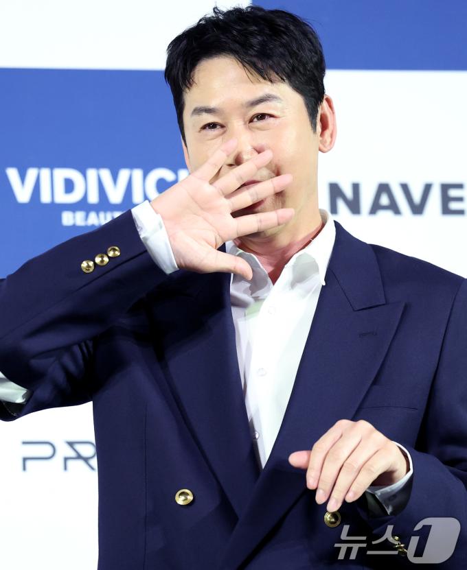 방송인 신동엽이 25일 서울 영등포구 CGV여의도에서 열린 제4회 청룡시리즈어워즈 핸드프린팅 행사에서 포즈를 취하고 있다. 2025.6.25/뉴스1 ⓒ News1 권현진 기자