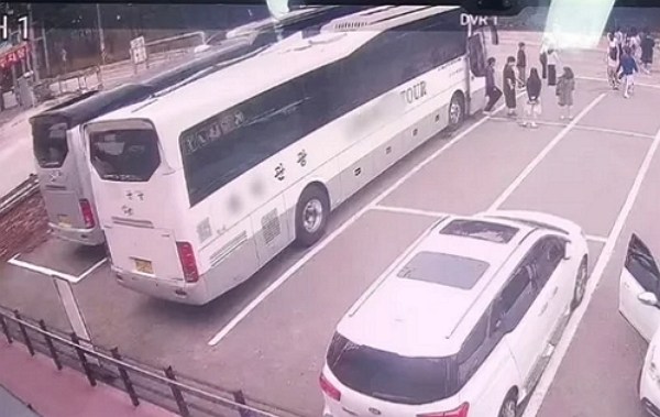 관광버스를 타고 온 단체 여행객이 카페 주차장과 화장실만 쓰고 떠났다는 사연이 전해졌다. 사진은 강원 강릉시 한 카페를 찾은 단체 여행객 모습. /사진=스레드 캡처