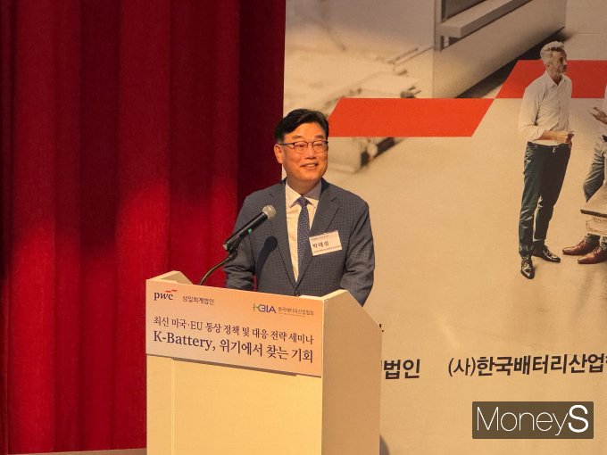 박태성 한국배터리산업협회 상근부회장이 25일 서울 용산구 아모레퍼시픽 아모레홀에서  열린 '미국·EU 통상 정책 및 대응 전략 세미나에서 개회사를 발표하고 있다. /사진=정연 기자