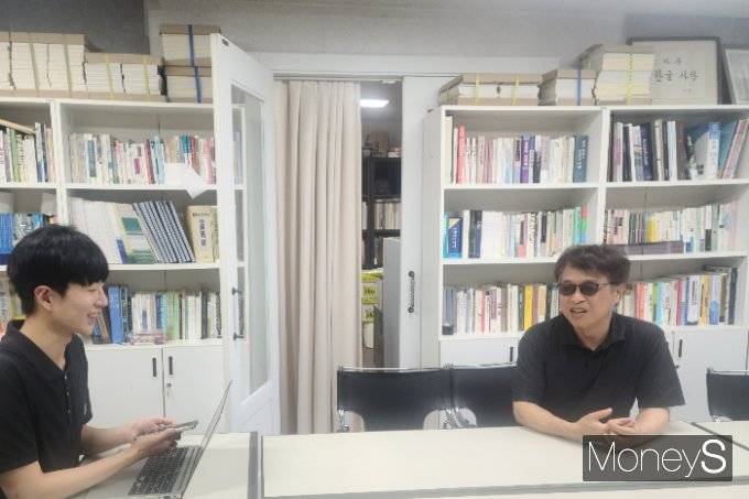 이건범 한글문화연대 대표는 모두가 알기 쉬운 우리말을 사용하는 걸 권장했다. 사진은 기자가 지난 23일 한글문화연대 사무실에서 이건범 대표와 인터뷰하는 모습. /사진=변한석 기자