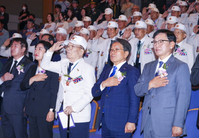강기정 광주광역시장이 25일 남구 빛고을시민문화관에서 열린 '6·25전쟁 제75주년 기념식'에 참석해 참전유공자 등 내빈들과 국민의례를 하고 있다./사진=광주시