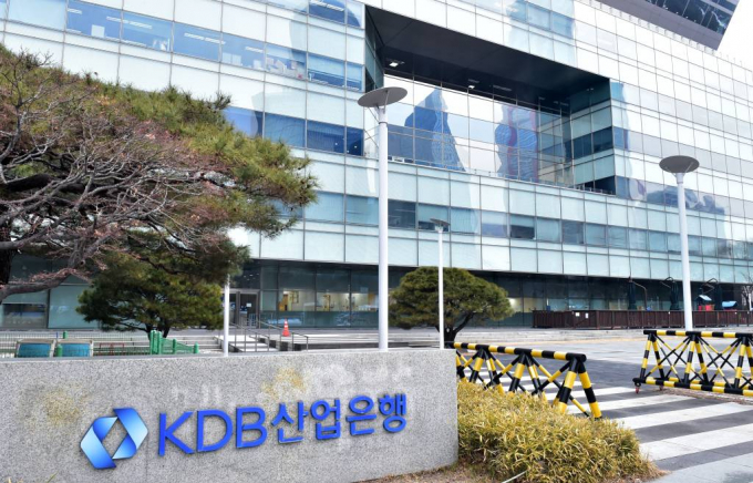 산업은행이 해외 국부펀드와의 협력을 통해 국내 기업의 글로벌 투자 유치와 해외 진출 지원에 나섰다. 사진은 서울 영등포구 KDB산업은행 본사 전경. /사진=산업은행