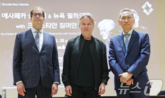 에사페카 살로넨(Esa-Pekka Salonen)이 25일 오전 서울 서초구 서울문화예술교육센터에서 에사페카 살로넨 & 뉴욕 필하모닉 with 크리스티안 짐머만 내한공연 기자간담회에 앞서 마티아스 타르노폴스키 뉴욕 필하모닉 CEO(왼쪽), 김용관 마스티미디어 사장과 기념촬영 하고 있다. 11년만에 열리는 이번 내한공연은 오는 27일과 28일 예술의전당 콘서트홀에서 열린다. 2025.6.25/뉴스1 ⓒ News1 장수영 기자