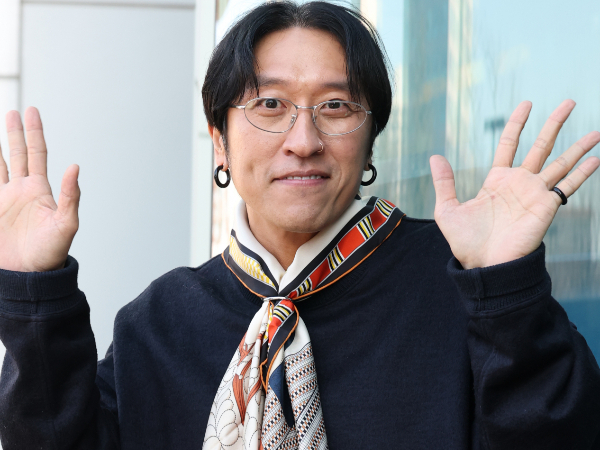 빽가가 비행기에서 있었던 일화를 고백해 청취자들을 놀라게 했다. 사진은 가수 빽가가 지난 1월23일 서울 양천구 SBS목동에서 라디오 '두시 탈출 컬투쇼' 녹음을 마친 뒤 인사를 하고 있는 모습. /사진=뉴스1