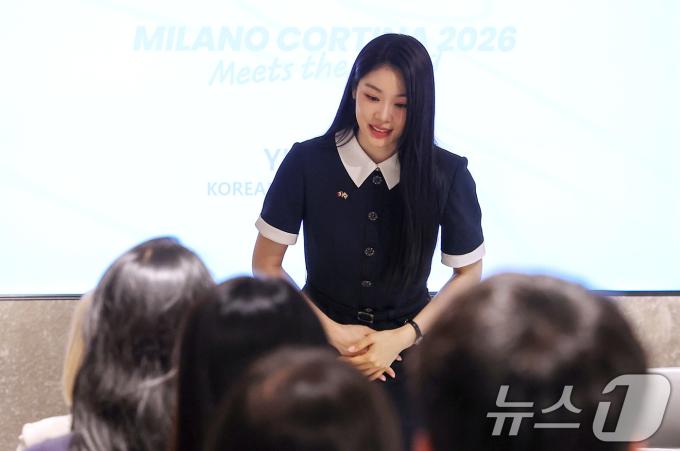 전 피겨스케이팅 선수 김연아가 25일 서울 강남구 신사동 하이스트리트 이탈리아에서 열린 2026 밀라노 코르티나 동계 올림픽 공식 설명회에서 인사하고 있다. 2025.6.25/뉴스1 ⓒ News1 김성진 기자