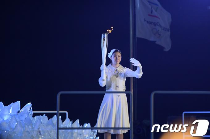 '피겨여왕' 김연아가 9일 평창 올림픽 스타디움에서 열린 2018 평창 동계 올림픽 개회식에서 성화 최종 주자로 나서 점화하고 있다. ⓒ AFP=News1 ⓒ News1 권혁준 기자