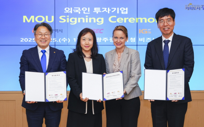 강기정 광주광역시장(왼쪽 첫번째)이 25일 오후 시청 비즈니스룸에서 국내 단열 및 특수유리 가공설비 제조기업 '아이지스', 오스트리아 유리 가공설비 전문기업 '라이섹'과 3자 간 투자협약(MOU)을 체결한 뒤 기념촬영을 하고 있다./사진=광주시