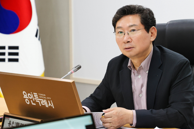  이상일 용인특례시장이 25일 간부회의에서 장마 등으로 인한 여름철 자연재난 발생에 대비하는 재난취역지역 현장 확인과 보완조치를 강조하고 있다. /사진제공=용인특례시 