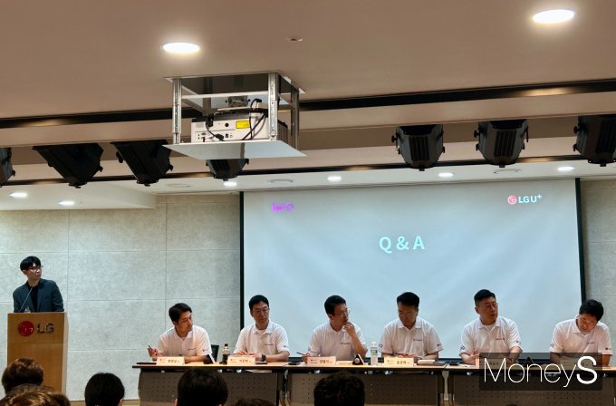 LG유플러스가 세계 최초로 온디바이스(On-Device) 기반 '안티딥보이스'(Anti-DeepVoice) 기술을 AI(인공지능) 통화 에이전트 서비스 '익시오'(ixi-O)에 탑재해 상용화한다. 사진은 지난 26일 서울 중구  LG서울역빌딩에서 기자들과 질의응답 시간을 가진 모습. /사진=김성아 기자