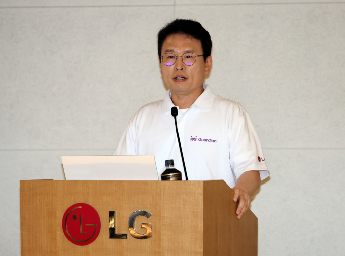 LG유플러스는 익시오에 통화 중 발생할 수 있는 디지털 스토킹, 언어폭력, 허위 정보 유포 등 다양한 통신 기반 위협 요소를 탐지·차단하는 기능을 추가할 계획이다. 사진은 전병기 LG유플러스 AX기술그룹장(전무)이 26일 오전 서울 중구 LG서울역빌딩에서 열린 AI 보안 기술 설명회에서 인사말을 하고 있는 모습. /사진=뉴시스