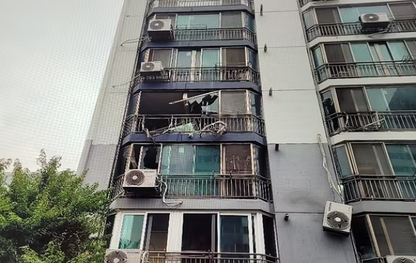 전북 익산 한 아파트에서 에어컨 실외기가 폭발하는 사고가 난 가운데 이 가구에 거주하던 외국인 근로자들이 행방불명 됐다. 사진은 화재가 발생한 전북 익산 아파트 실외기 모습. /사진=뉴스1(전북 소방 제공)