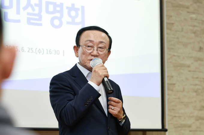 김덕현 연천군수가 25일 신서면행정복지센터에서 열린 '경기도의회 의정연수원 유치 건립 사업' 주민설명회에 참석해 인사말을 하고 있다. /사진제공=연천군