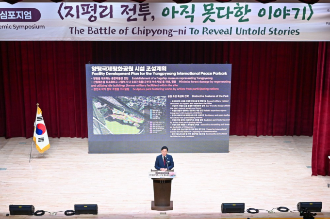 전진선 양평군수가 지난 25일 양평도서관 물빛극장에서 열린 '2025 양평국제학술심포지엄'에 참석해 인사말을 하고 있다. /사진제공=양평군