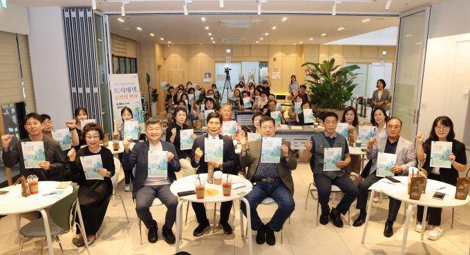 지난 24일 달서구 도시재생지원센터 주관으로 '달서동행' 초청 강연 참석자들이 기념사진을 촬영하고 있다./사진제공=대구 달서구