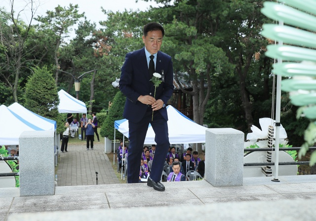 반공청년운동 순국자 추모제에서 헌화하는 정장선 평택시장. /사진제공=평택시 