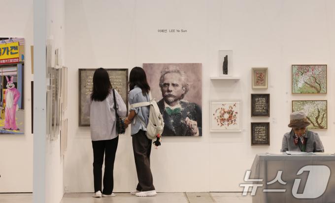 [뉴스1 PICK]2025 화랑미술제 in 수원 개막…'다양한 미술작품 한자리에'