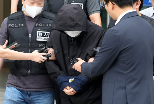 온라인 커뮤니티에 초등학생 살해 예고글을 올린 20대 남성이 구속된 상태로 검찰에 넘겨졌다. 사진은 초등학교 여학생에게 사진을 요구하고 거절당하자 살해하겠다며 인터넷에 협박글을 게시한 20대 남성이 검찰로 송치되는 모습. /사진=뉴시스
