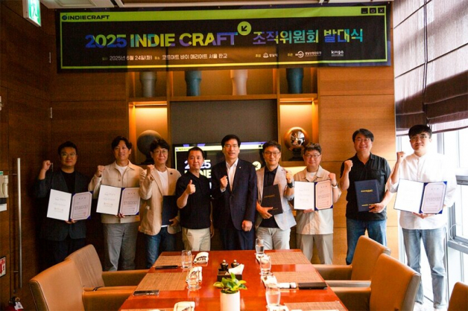 이의준 성남산업진흥원 원장(오른쪽서 5번째) 등 관계자들이 첨석한 가운데 24일 대한민국 대표 인디게임 축제 ‘2025 인디크래프트’ 조직위원회가 출범했다. /사진제공=성남산업진흥원
