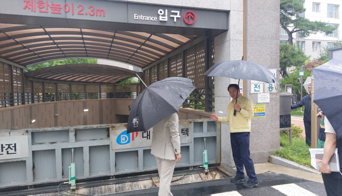 최대호 안양시장이 지난 25일 동안구 비산동의 한 공동주택을 방문해 차수판 상태를 살펴보고 있다. /사진제공=안양시