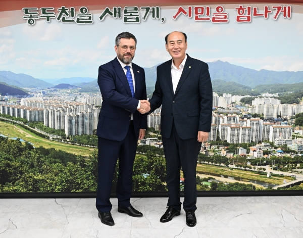 박형덕 시장(오른쪽)이 지난 25일 동두천시를 방문한 야니스 베르진스 주한 라트비아 대사(왼쪽)를 반갑게 맞이하고 있다. /사진제공=동두천시