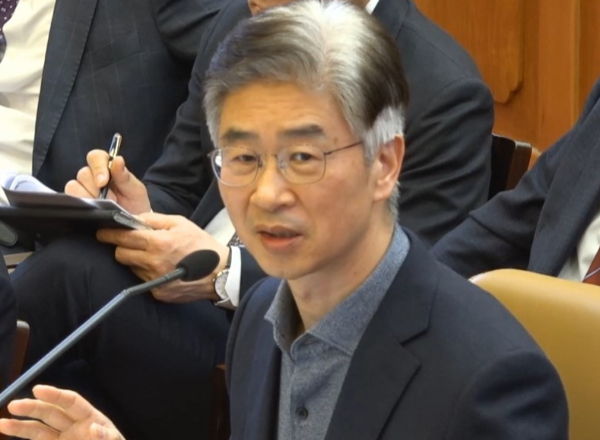 김봉식 전 서울경찰청장이 보석으로 구속상태를 벗어난다. 사진은 김봉식 전 서울경찰청장이 지난 2월13일 서울 종로구 헌법재판소에서 열린 윤석열 대통령 탄핵심판 8차 변론에서 발언을 하고 있는 모습. /사진=뉴스1(헌법재판소 제공)