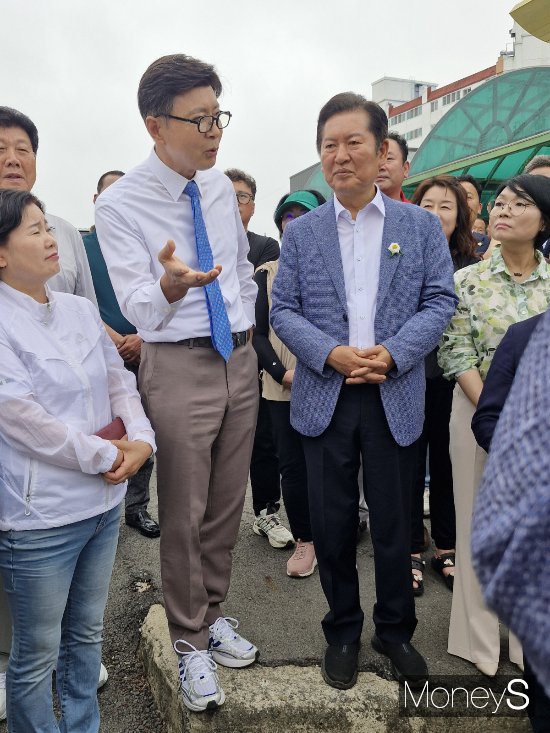 최근 더불어민주당 당 대표 출마를 선언한 정청래 의원과 대화를 나누고 있는 김철우 보성군수/홍기철기자