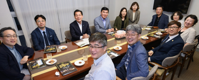 지난 25일 이재준 수원시장이 보건의료 단체·기관 대표들과 보건의료 사업 발전방향을 논의하는 모습. /사진제공=수원시