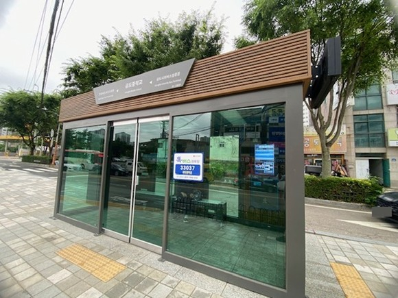 미세먼지 쉼터형 버스 승강장 설치 모습. /사진제공=안성시
