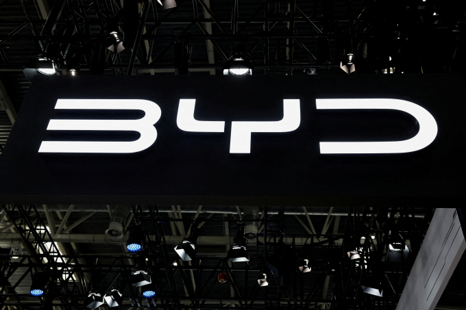 BYD 주가가 한달 전 대비 11% 하락했다. 사진은 지난해 4월25일 중국 베이징에서 열리는 베이징 국제 자동차 전시회, '오토 차이나2024'에 BYD 로고가 전시된 모습. /사진=로이터 