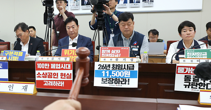 26일 세종시 정부세종청사에서 고용노동부에서 열린 최저임금위원회 제7차 전원회의에 참석한 류기정 사용자위원과 류기섭 근로자위원이 회의 시작을 지켜보고 있다. / 사진=뉴스1 김기남 기자 /사진=(세종=뉴스1) 김기남 기자
