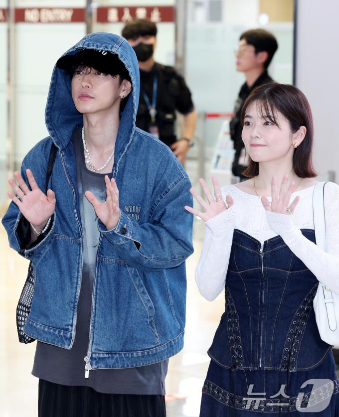 일본 배우 코시바 후우카(오른쪽)와 사토 타케루가 영화 ‘내 남편과 결혼해줘’ 홍보를 위해 26일 오전 김포공항을 통해 입국해 인사를 하고 있다. 2025.6.26/뉴스1 ⓒ News1 권현진 기자
