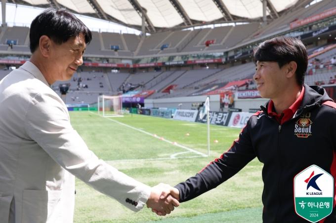 박태하 포항 감독(왼쪽)과 김기동 서울 감독(한국프로축구연맹 제공)