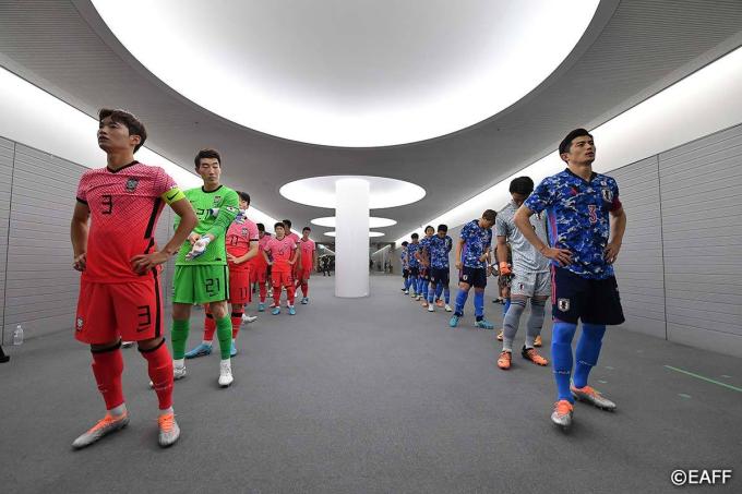 2022년 동아시안컵 한일전을 준비 중인 양 팀 선수들(EAFF 제공)