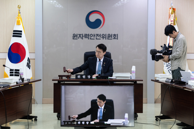  고리 1호기 원전 해체가 최종 승인됐다. 사진은 최원호 원자력안전위원회 위원장이 26일 서울 중구 원자력안전위원회에서 열린 제216회 전체회의를 주재하던 모습. /사진=뉴스1