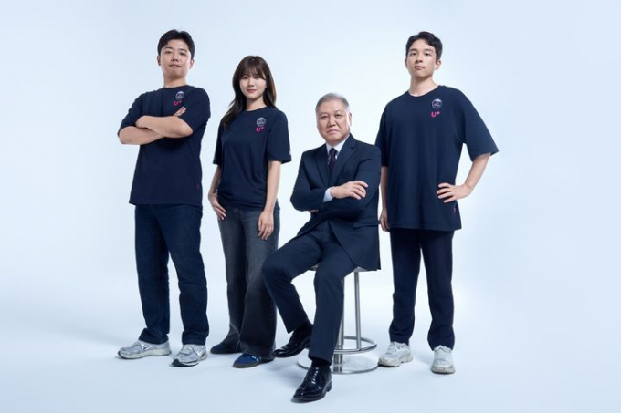 LG유플러스가 피싱·스미싱 피해 예방 활동을 위해 국내 1호 프로파일러로 알려진 권일용 교수를 보안 앰배서더로 선정했다. 사진은 보안 앰배서더로 선정된 권 교수(오른쪽 두번째)와 LG유플러스 직원들 모습. /사진=LG유플러스