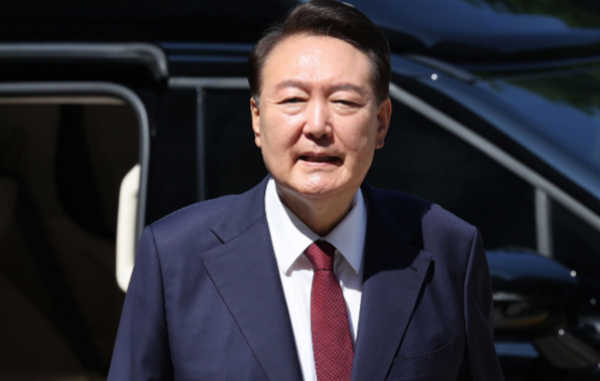 윤석열 전 대통령 측이 지하 주차장 출입 요구가 받아들여지지 않더라도 내란 특별검사팀 출석 요구에 응하겠다고 밝혔다. 사진은 윤석열 전 대통령이 내란 우두머리 혐의·직권남용 권리행사 방해 혐의 사건 8차 공판에 출석하는 모습. /사진=뉴시스