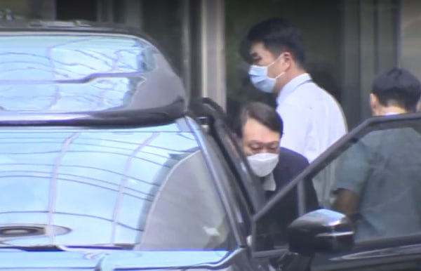 김건희씨가 서울아산병원에서 퇴원했다. 사진은 윤석열 전 대통령이 김건희씨 퇴원을 도우며 휠체어를 미는 모습. /사진=JTBC 캡처