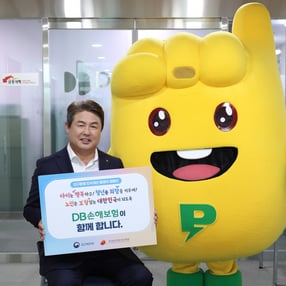 DB손해보험이 저출산·고령화 대응을 위한 사회적 실천에 동참했다. 사진은 정종표 DB손해보험 사장이 캠페인에 참여하는 모습. /사진=DB손해보험