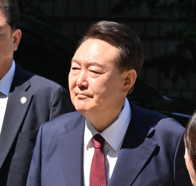 국민 105명이 윤석열 전 대통령을 상대로 낸 손해배상 소송의 첫 변론기일이 27일 열린다. 사진은 윤석열 전 대통령이 23일 서울 서초구 서울중앙지방법원에서 열린 내란 우두머리 혐의·직권남용 권리행사 방해 혐의 사건 8차 공판에 출석하고 있는 모습. /사진=뉴시스