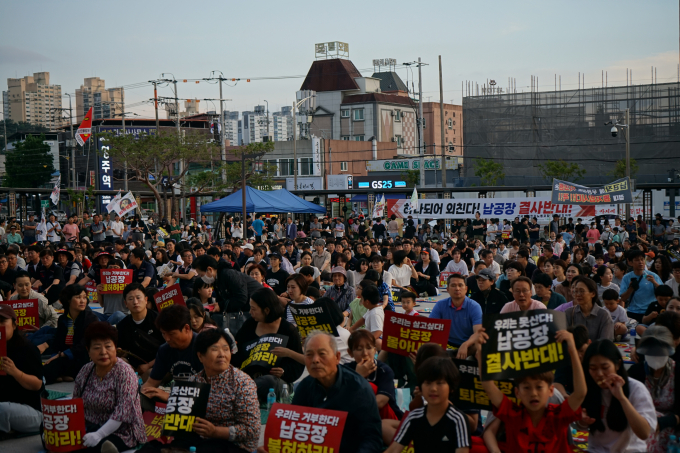 26일 경북 영주역 광장에서 열린 '납공장 저지를 위한 2차 영주시민 시민총궐기' 참석자들이 영주시의 납공장 설립 허가 철회를 촉구하고 있다./사진제공=영주납폐기물제련공장반대대책위원회
