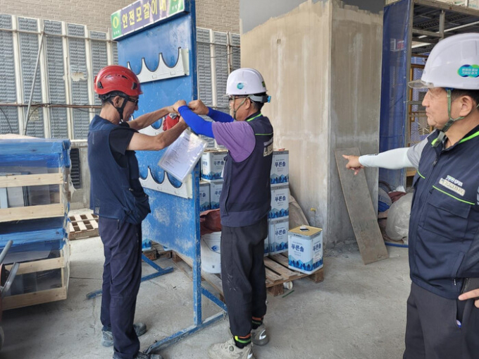 화성특례시 노동안전지킴이가 건설현장에서 안전점겅을 하고 있다. /사진제공=화성특례시