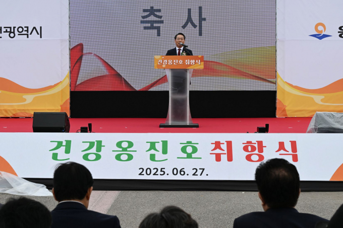 유정복 인천광역시장이 27일 중구 역무선부두에서 열린 '건강옹진호 취항식'에서 축사를 하고 있다. /사진제공=인천시