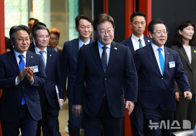 이재명 대통령이 25일 광주 국립아시아문화전당에서 열린 광주시민, 전남도민 타운홀미팅에 입장하고 있다./뉴시스