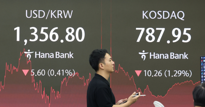 국내 증시가 27일 하락세다. 사진은 전날 오후 서울 중구 하나은행 딜링룸. /사진=뉴시스