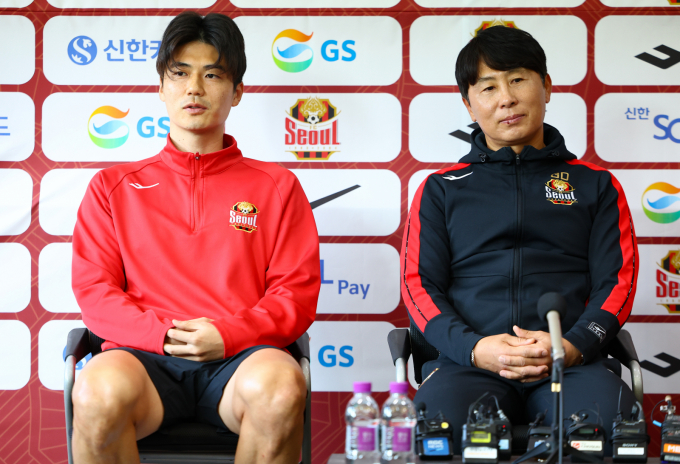 FC서울과 포항 스틸러스가 기성용 없는 기성용 더비를 치를 예정이다. 사진은 서울에서 활약한 기성용과 김기동 감독의 모습. /사진=뉴시스 