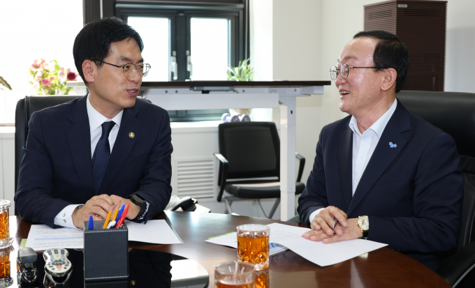 김덕현 연천군수(오른쪽)가 27일 정부서울청사를 방문, 김민재 행정안전부 차관(왼쪽)과 면담을 하고 있다. /사진제공=연천군