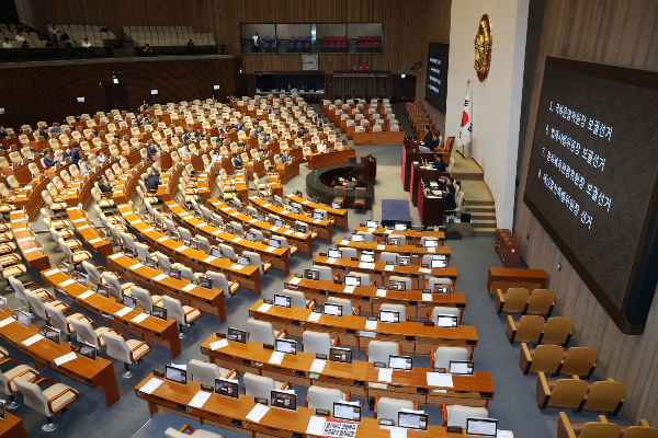 국회는 27일 오후 본회의를 열어 여당인 더불어민주당 주도로 4곳의 상임위원회 위원장을 선출했다. 사진은 우원식 국회의장이 서울 여의도 국회에서 열린 본회의에서 국회운영위원장과 법제사법위원장,문화체육관광위원장,예산결산특별위원장 선출 투표 결과를 발표하며 의사봉을 두드리는 모습. /사진=뉴스1