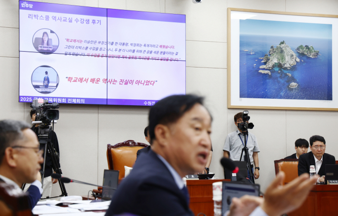 리박스쿨을 둘러싼 각종 의혹을 규명하기 위해 7월10일 국회 청문회가 열린다.  사진은 편향된 역사관을 심는 교육을 해온 의혹을 받는 극우 성향 역사교육단체인 리박스쿨 관련 국회 교육위원회 전체회의가 열렸던 지난 11일 모습. /사진=뉴스1