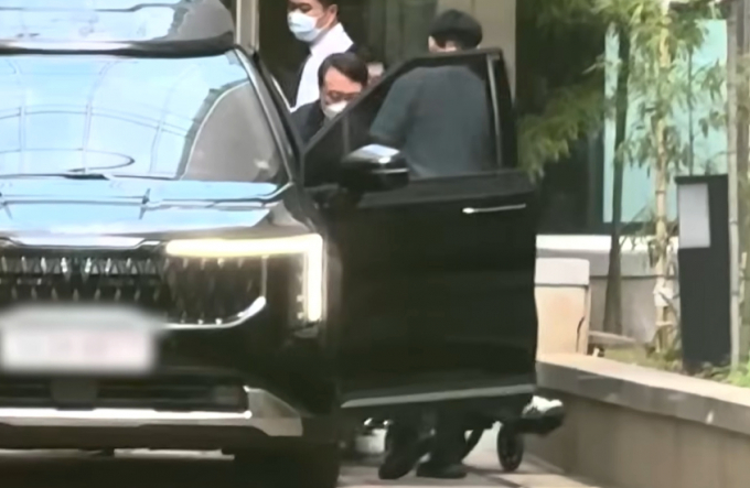 김건희씨가 서울아산병원에서 퇴원했다. 사진은 윤석열 전 대통령이 김건희씨 퇴원을 도우며 휠체어를 미는 모습. /사진=채널A 캡처